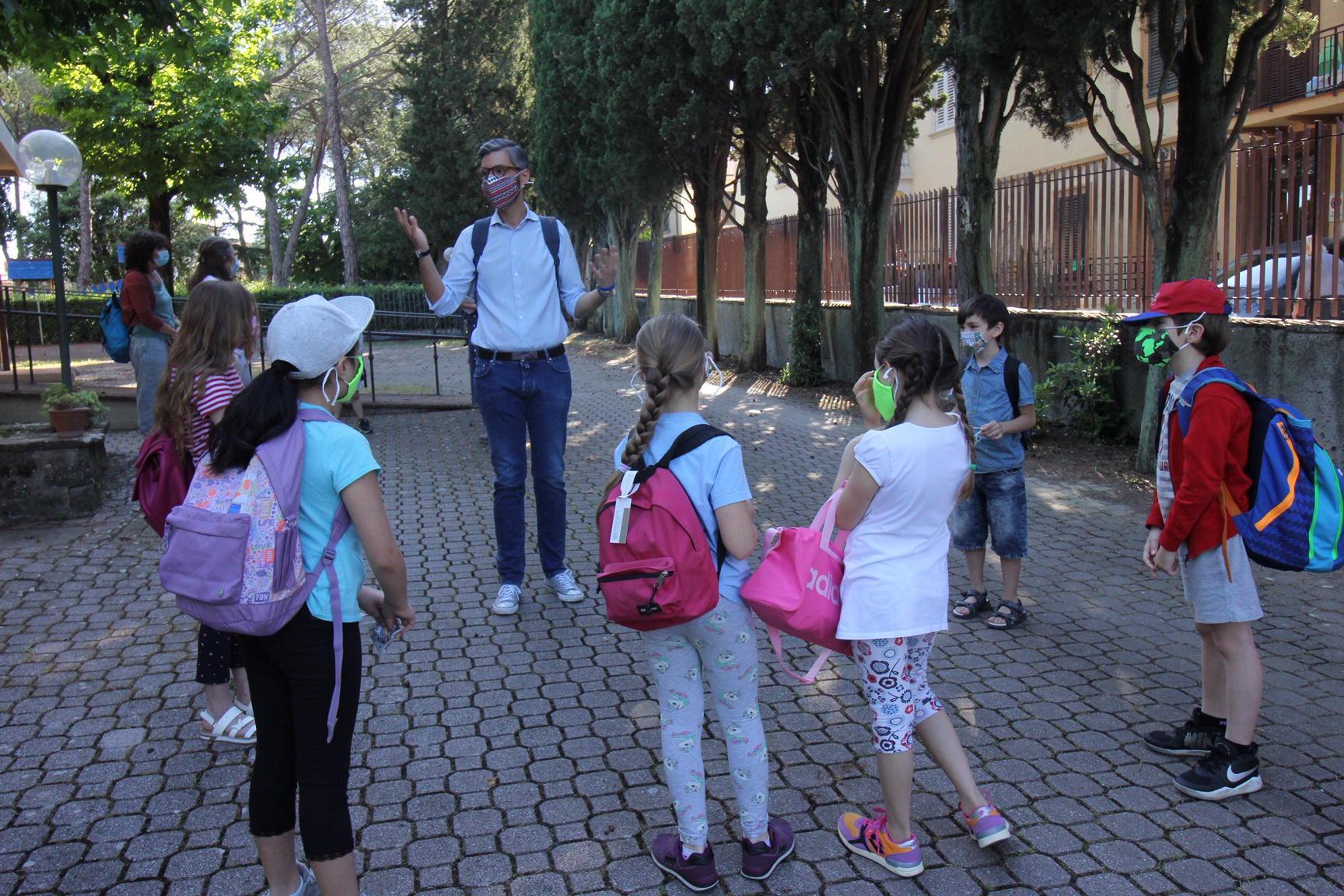 Il sindaco di Poggio a Caiano Francesco Puggelli coi bambini nel cortile della scuola (foto Batavia)