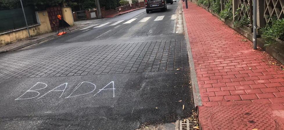 La scritta "Bada" comparsa sui dossi costruiti lungo l'Aurelia tra Rosignano e Castiglioncello