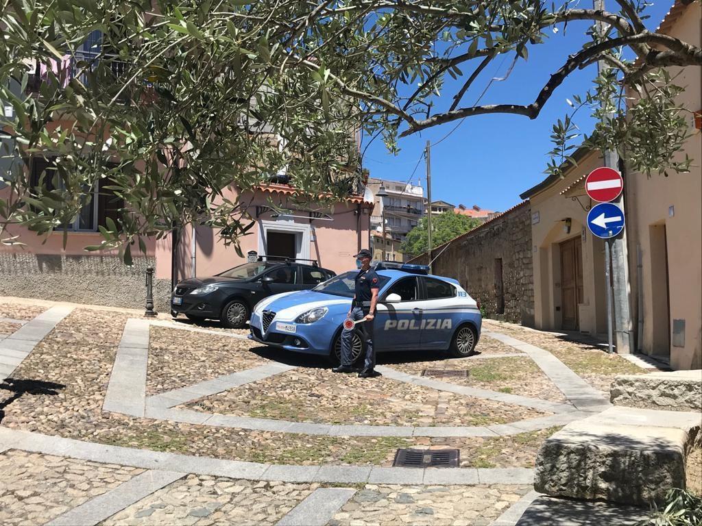 Una pattuglia della Polizia nel quartiere di Seuna