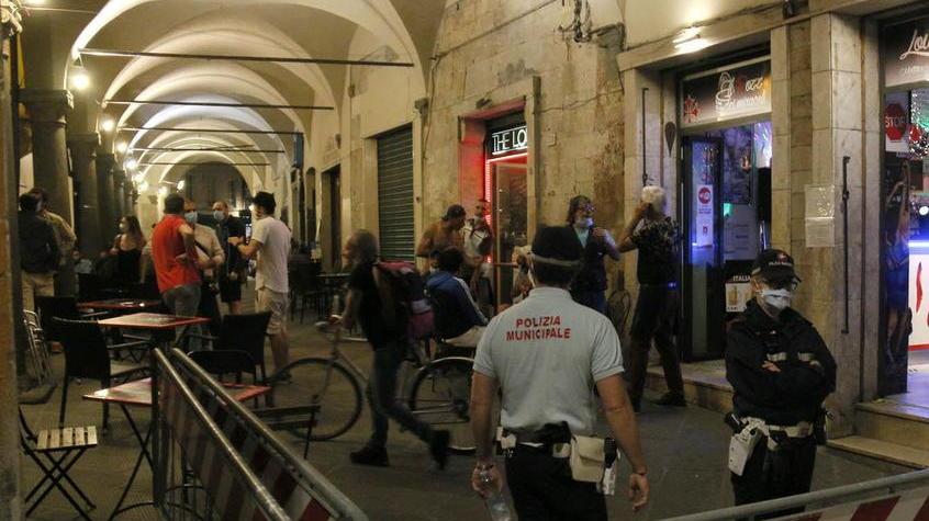 la polizia municipale in piazza delle Vettovaglie a Pisa per i controlli sulla movida
