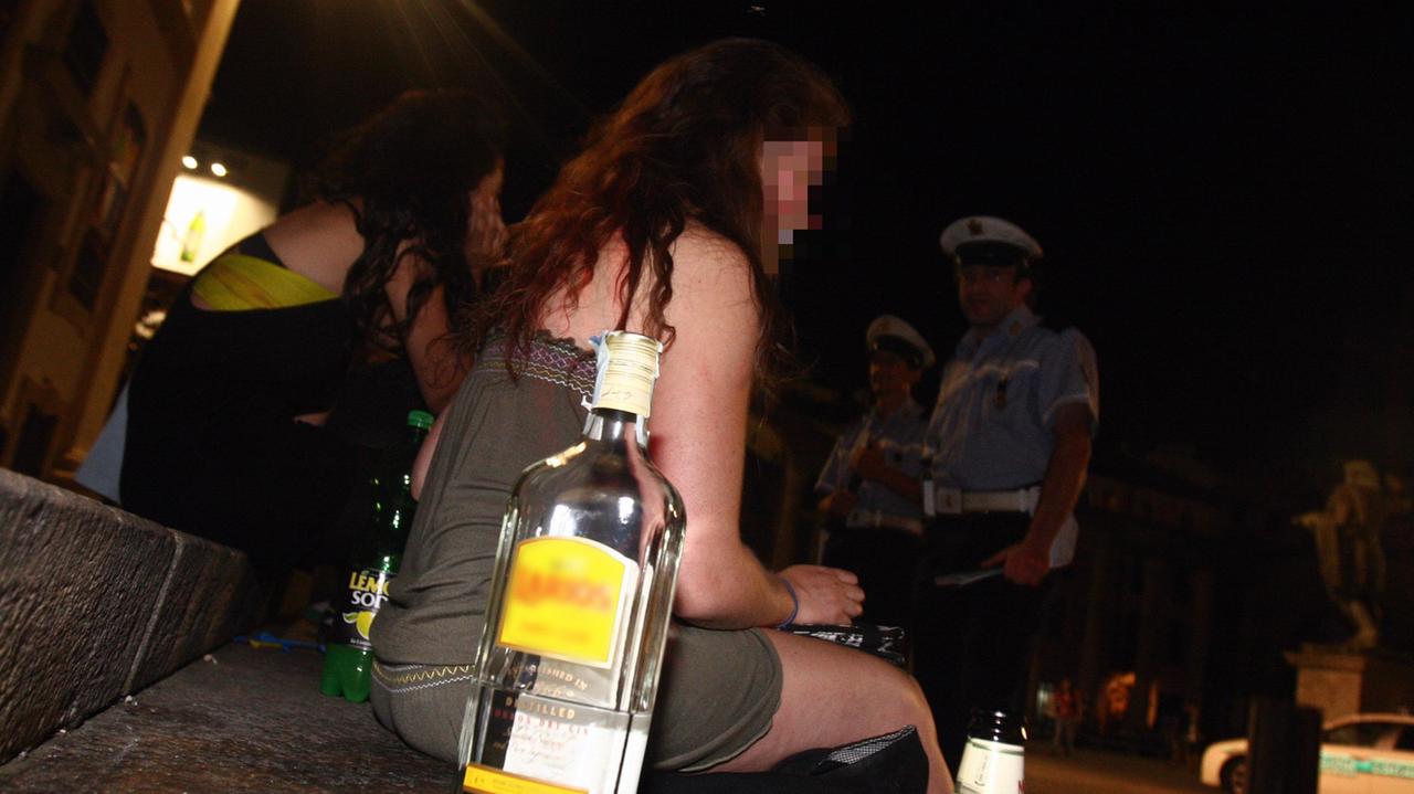 Fase 2 a Cagliari: contro gli assembramenti vietati i drink per strada
