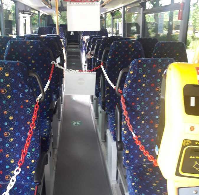 L’interno di un autobus con le nuove disposizioni per il distanziamento dei passeggeri