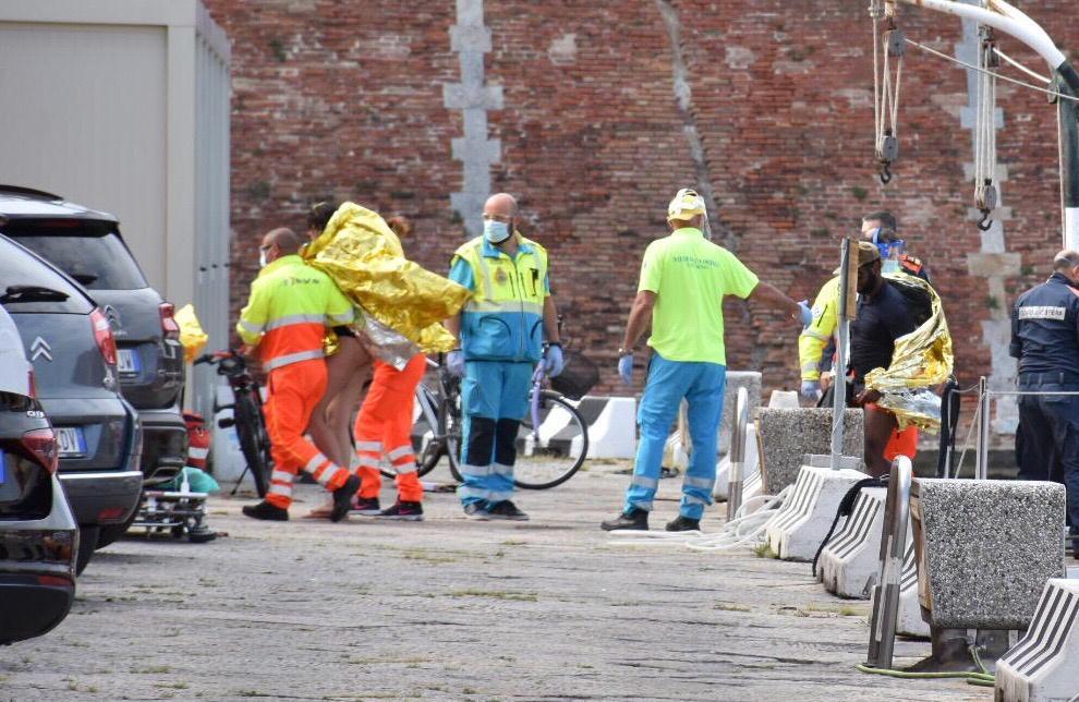 I soccorsi al porto di capitaneria, Svs e Misericordia di via Verdi (foto Silvestri/Marzi)