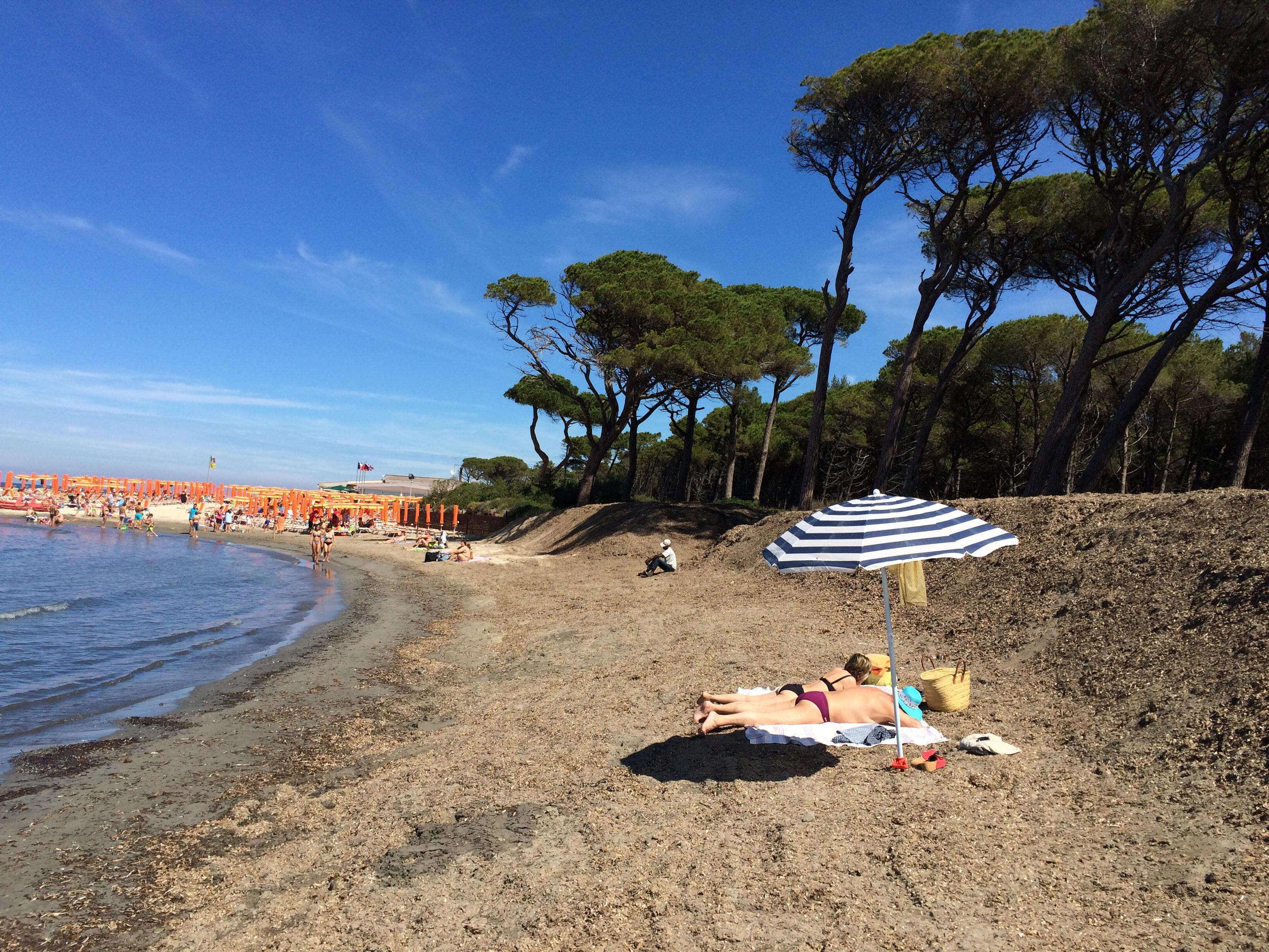 Almeno 4 metri tra gli ombrelloni e ok ai racchettoni: le regole per le spiagge libere e i centri estivi 