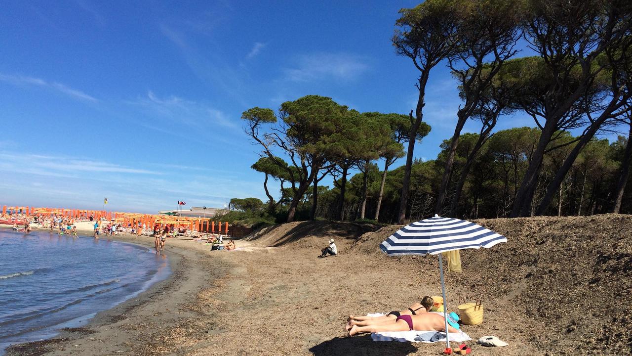 Almeno 4 metri tra gli ombrelloni e ok ai racchettoni: le regole per le spiagge libere e i centri estivi