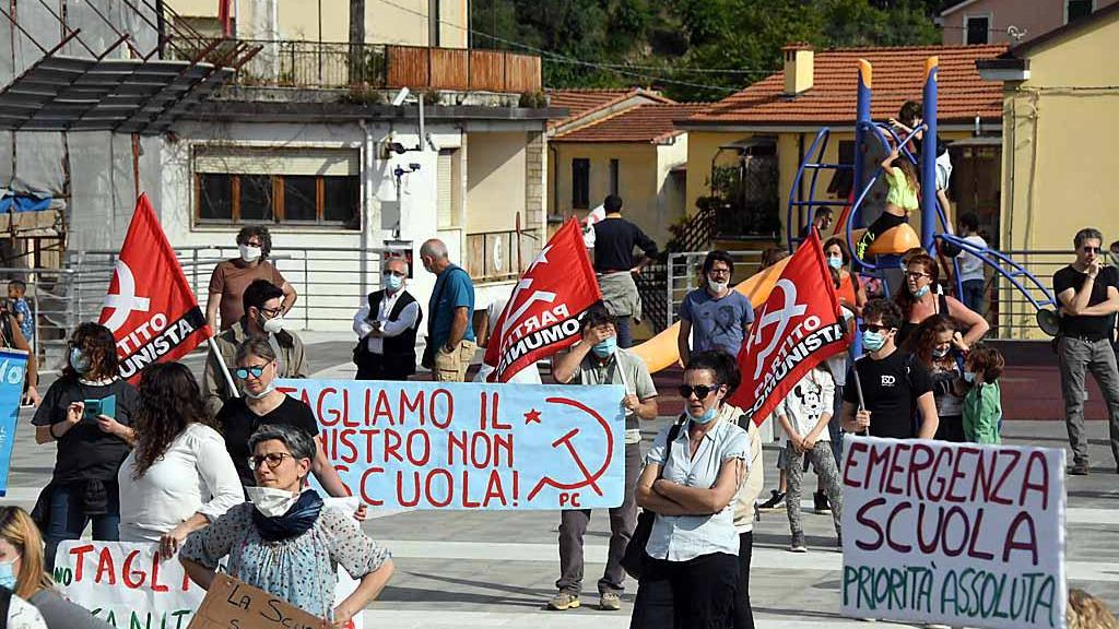Massa, in piazza contro i tagli alle cattedre e contro la didattica a distanza