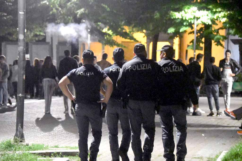 Calci e pugni,  venerdì sera in piazza Garibaldi è il caos