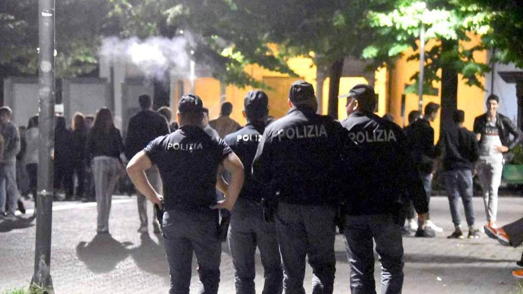 Calci e pugni, venerdì sera in piazza Garibaldi è il caos