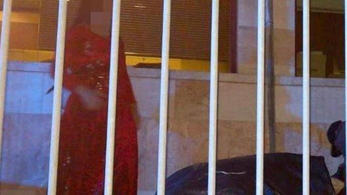 Dormivano dietro la banca, intervengono i vigili