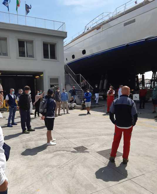 Perini, i lavoratori: «L’azienda anticipi la cassa integrazione» 