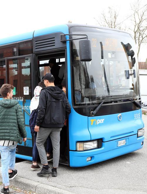 Ai Lidi di Comacchio si va in autobus Potenziate le corse