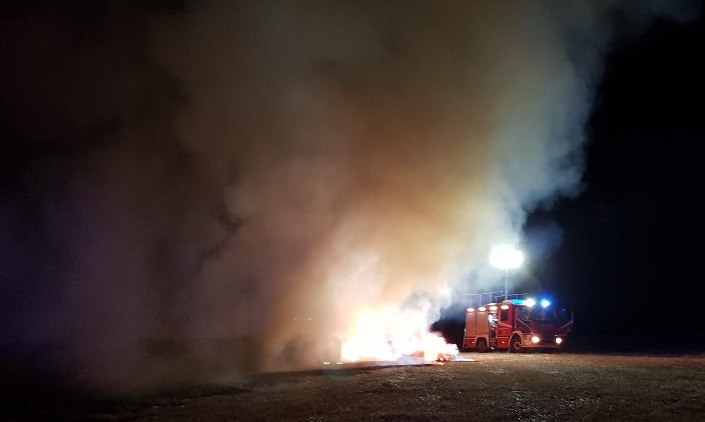 A fuoco 120 grandi balle di fieno