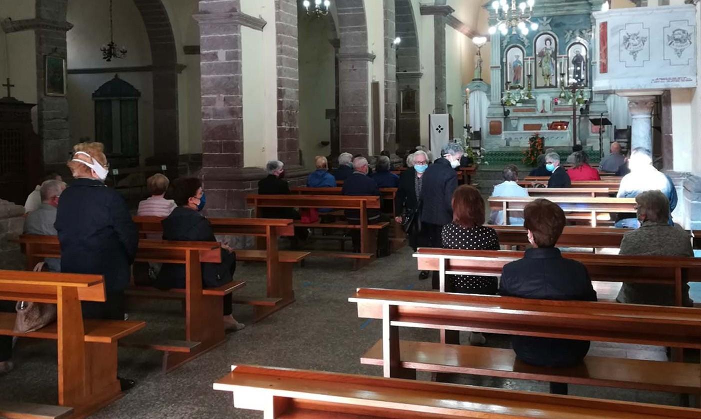 Fedeli distanziati a San Pantaleo