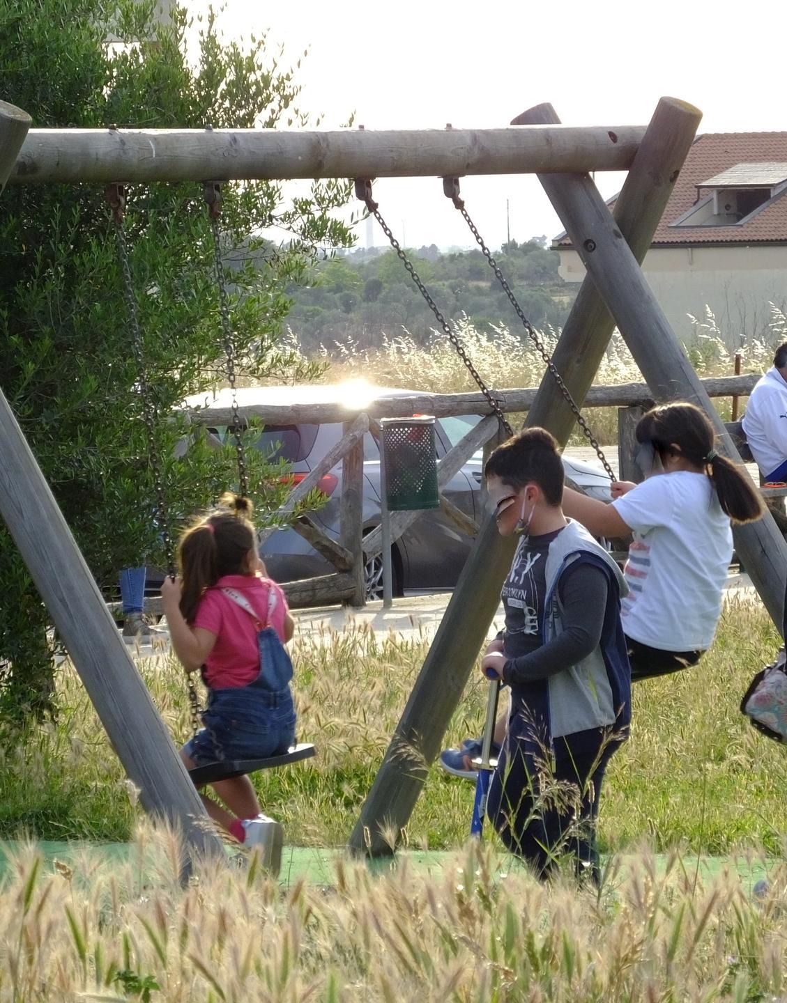 Fase 2 a Sassari, tra altalene e dita nel naso le regole le dettano i bimbi 