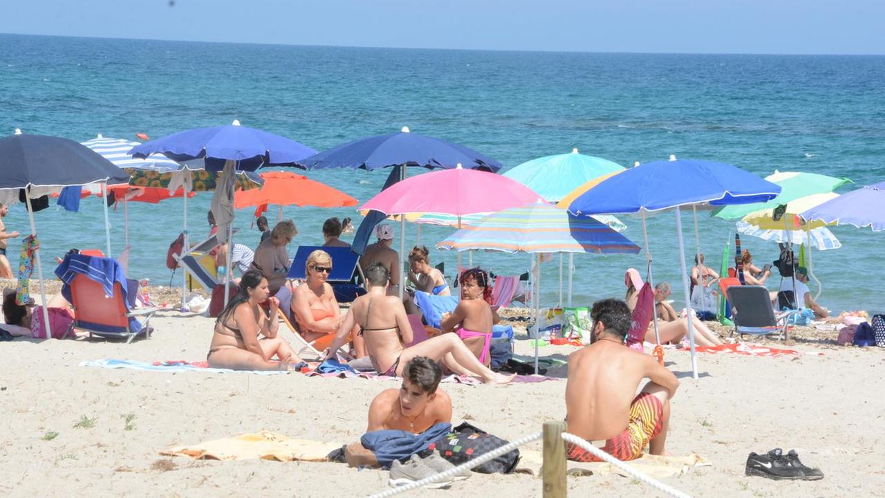 Ombrelloni distanti e racchettoni vietati