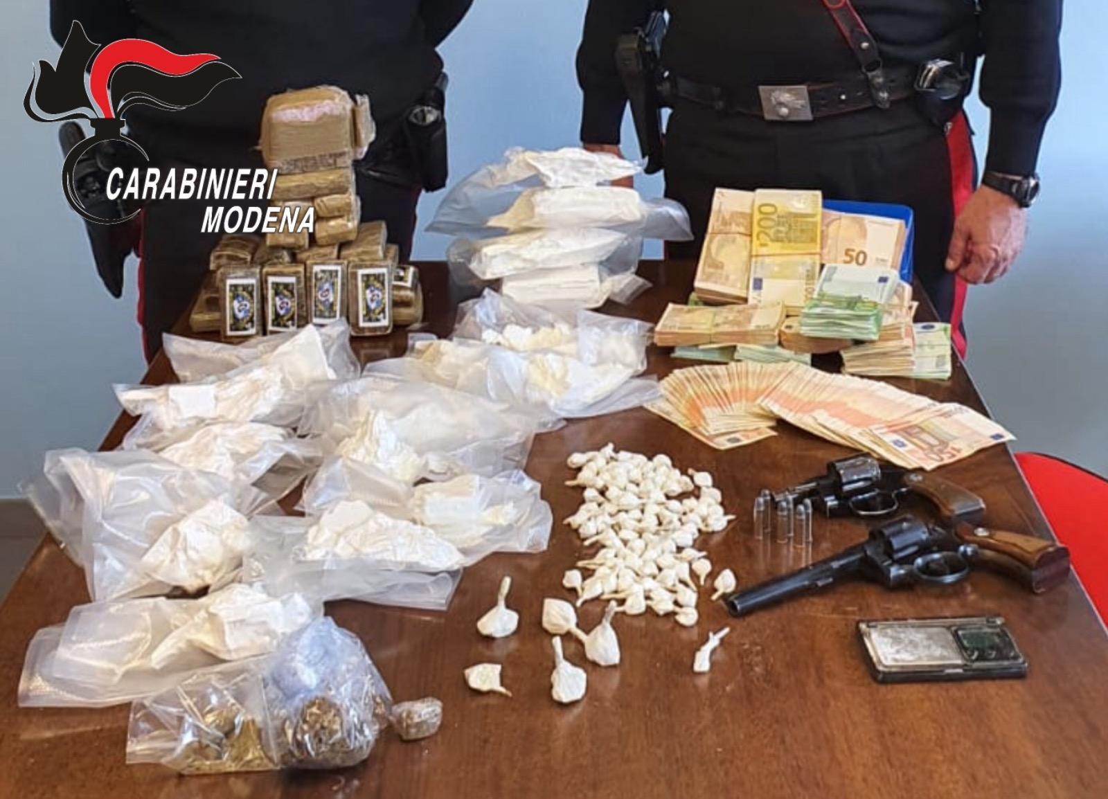 Modena Coppia trovata con 6 chili e mezzo di droga e due pistole rubate: arrestati 