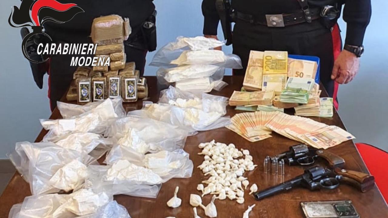 Modena Coppia trovata con 6 chili e mezzo di droga e due pistole rubate: arrestati