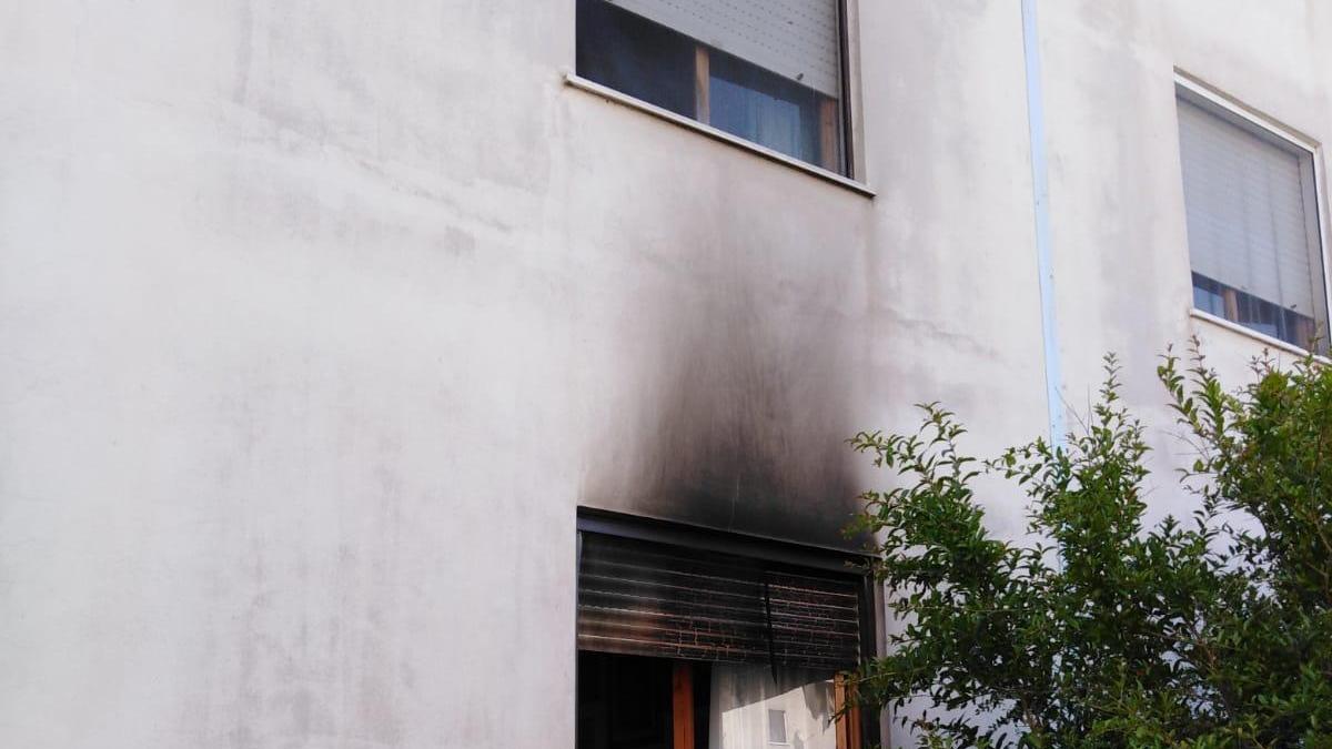 Porto Torres, bottiglie incendiarie contro le finestre di un appartamento