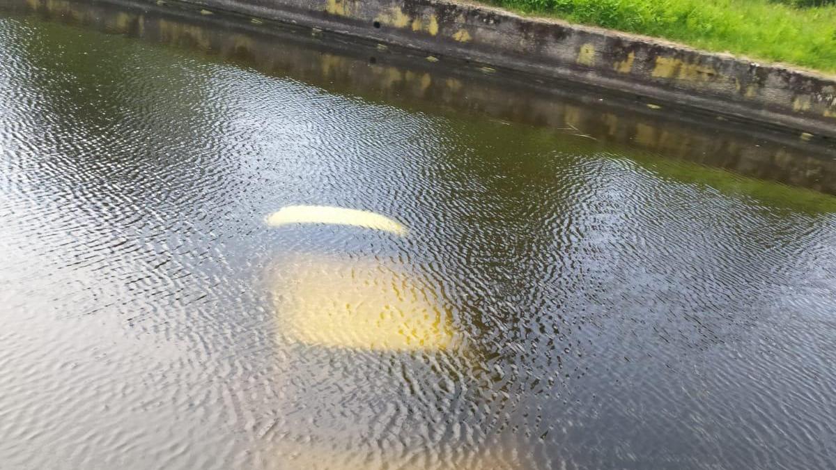 Macchina scivola nel canale, l'automobilista esce appena in tempo