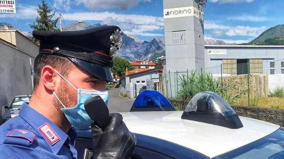 Carrara, ruba, prende l’auto della ditta, fa un giro e la riporta indietro