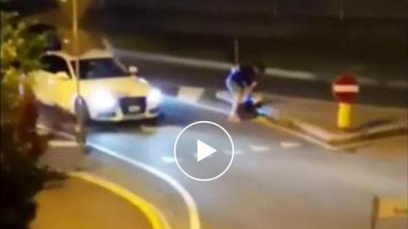 Castellarano, a bordo di un'auto aggrediscono e tentano di investire un giovane: il video shock