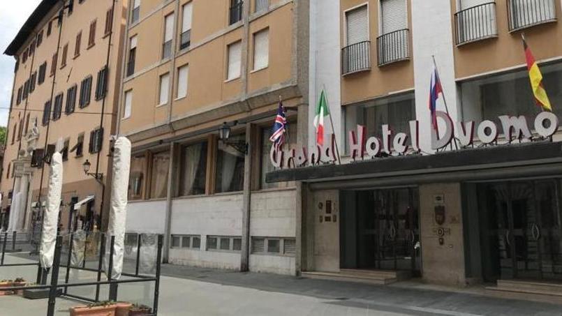 Il Grand Hotel Duomo, simbolo del turismo legato a piazza dei Miracoli e alla Torre pendente, ancora chiuso nonostante la fine del lockdown per l’emergenza coronavirus (foto Fabio Muzzi)