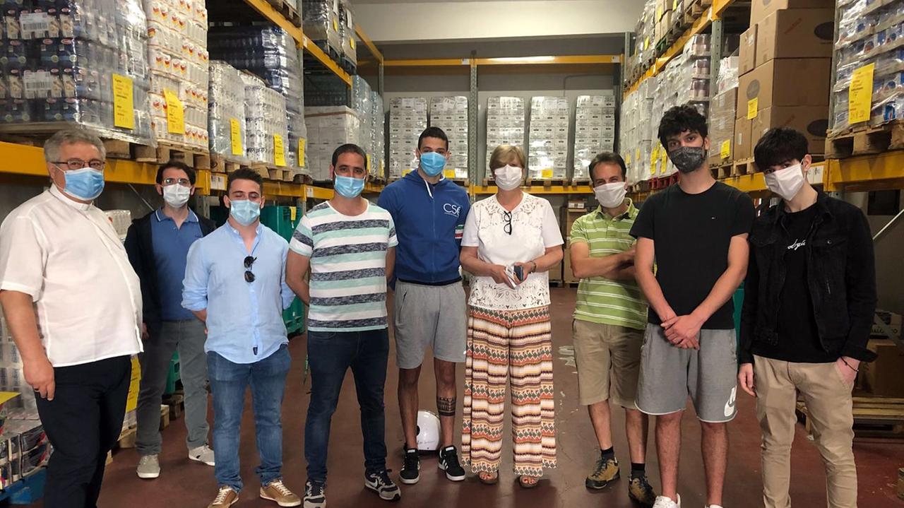 Gli studenti del Marconi insieme al vescovo Giovanni Nerbini (a sinistra)