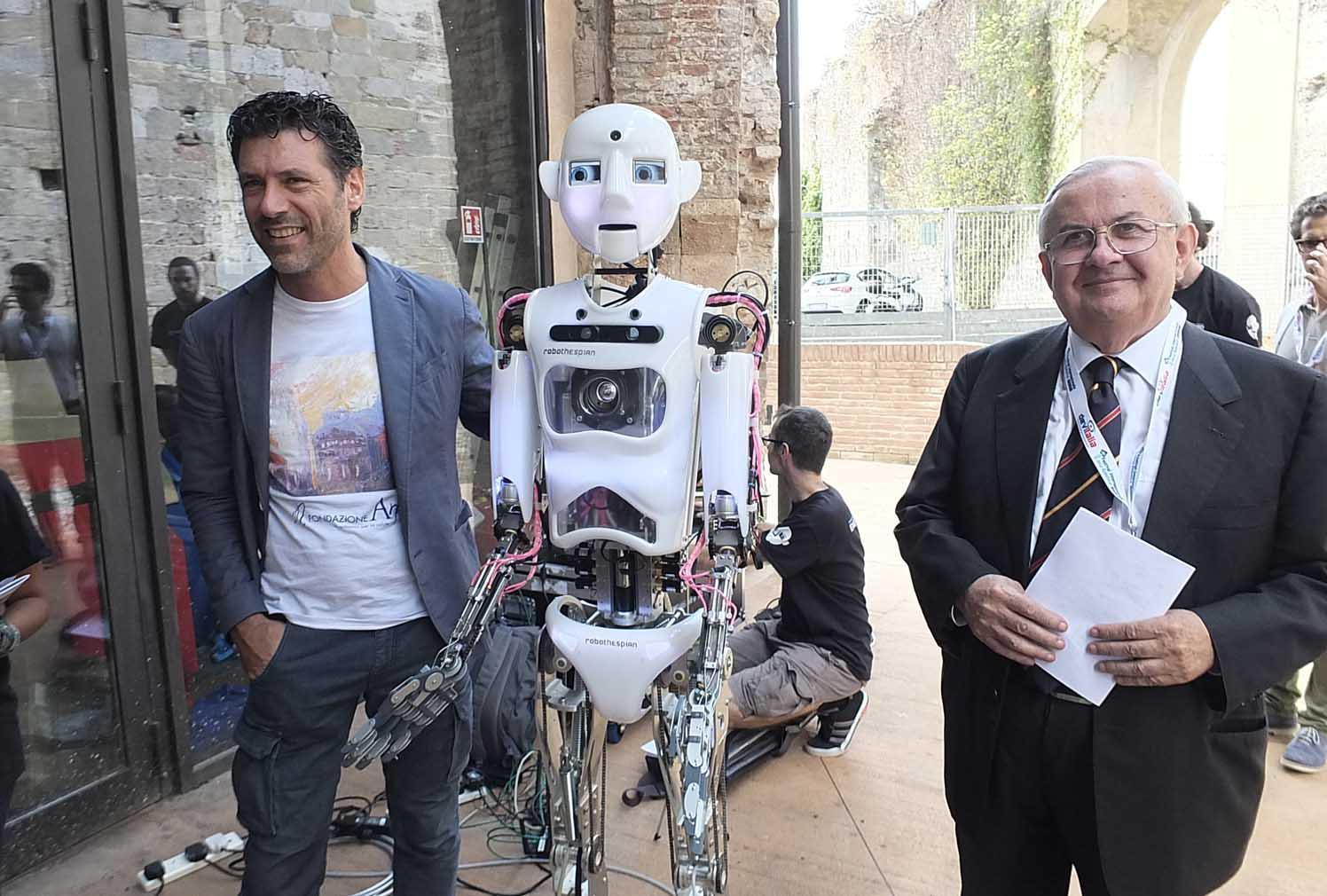 Franco Mosca insieme ad un robot durante il Festival della robotica