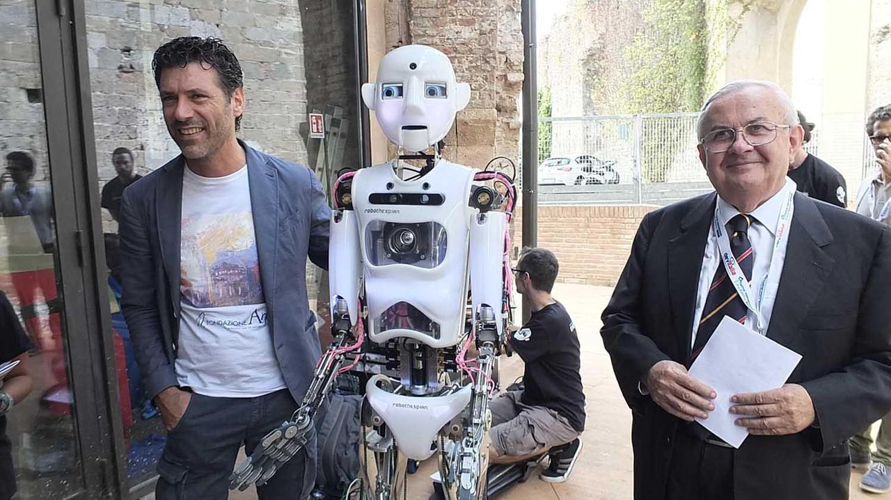 Franco Mosca insieme ad un robot durante il Festival della robotica