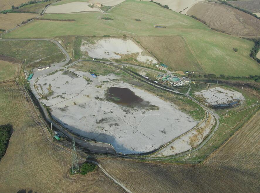 Una veduta dall’alto dell’area della discarica della Grillaia, nel comune di Chianni