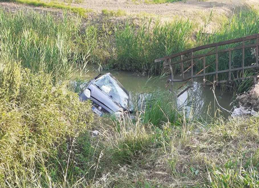 Sbanda con l’auto e finisce in un canale. Perde la vita un 36enne di San Felice 