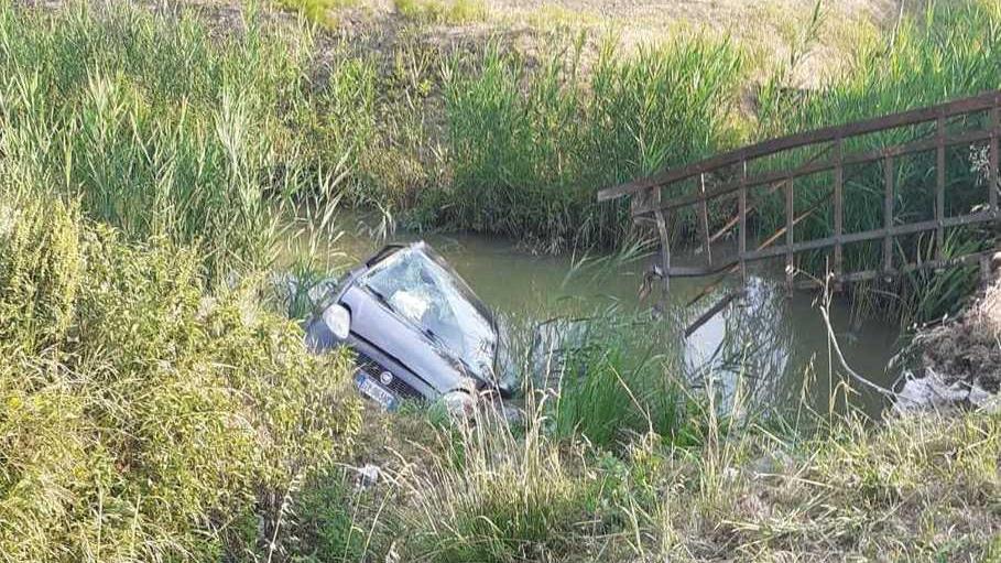 Sbanda con l’auto e finisce in un canale. Perde la vita un 36enne di San Felice