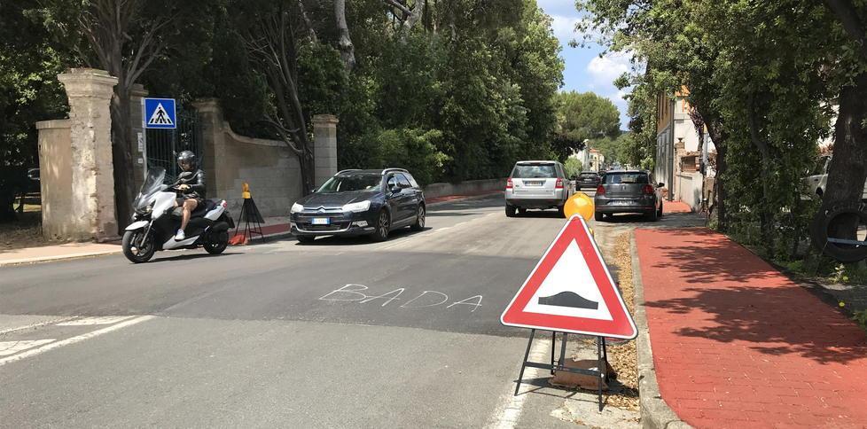 I dossi della discordia tra Rosignano e Castiglioncello: «Utili? Forse, ma meno degli autovelox» 