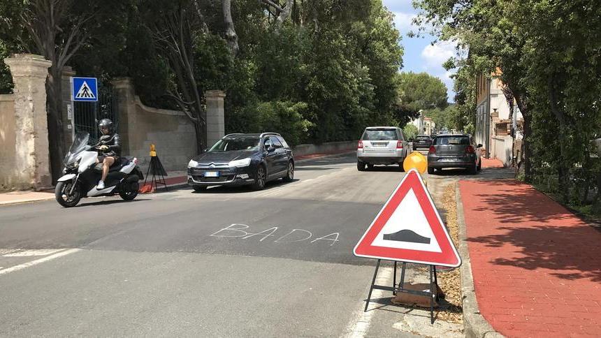 I dossi della discordia tra Rosignano e Castiglioncello: «Utili? Forse, ma meno degli autovelox»