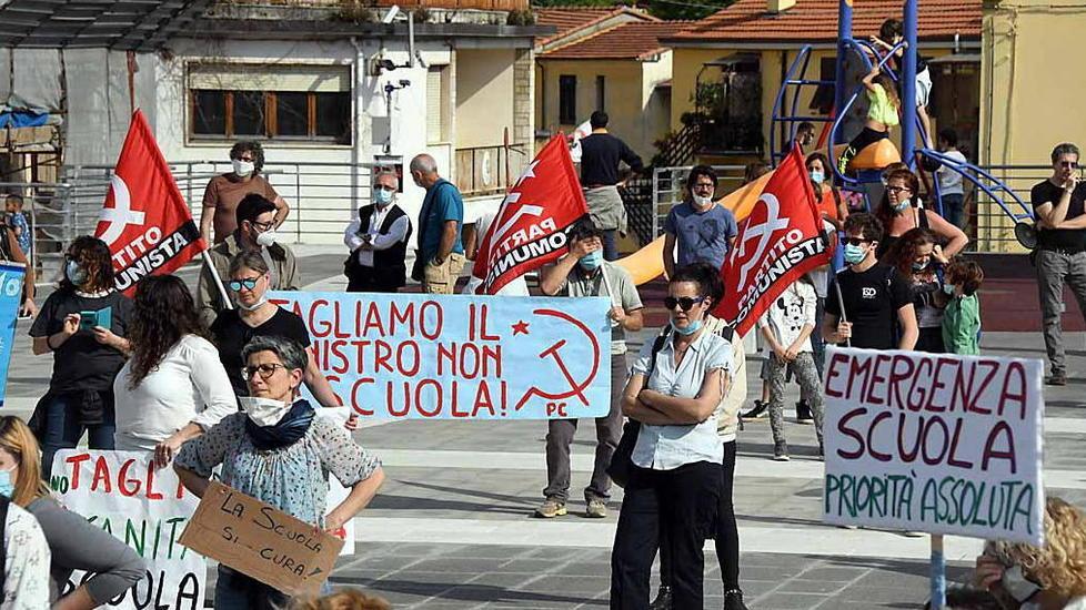 «Basta con la didattica a distanza» «No ai tagli e alle classi pollaio»