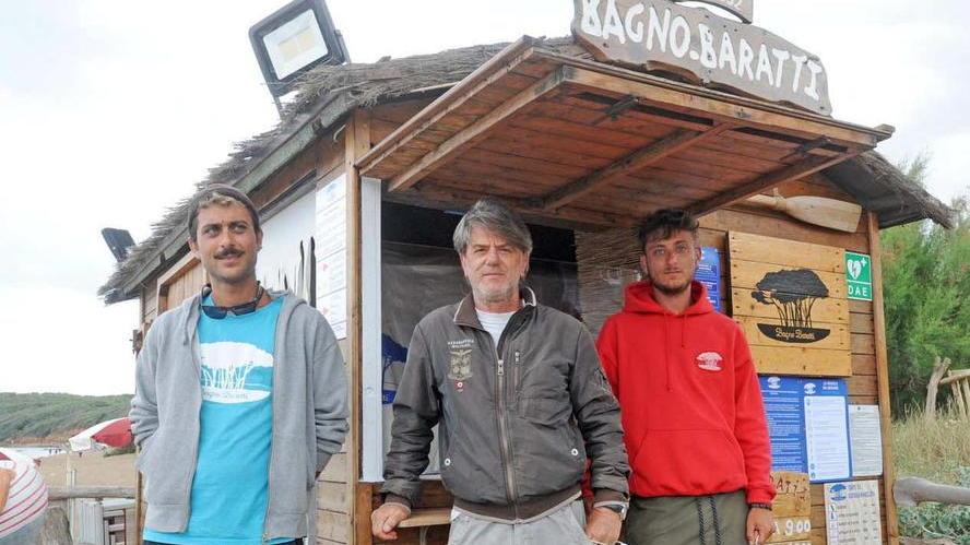 Distanti e mascherati sotto gli ombrelloni