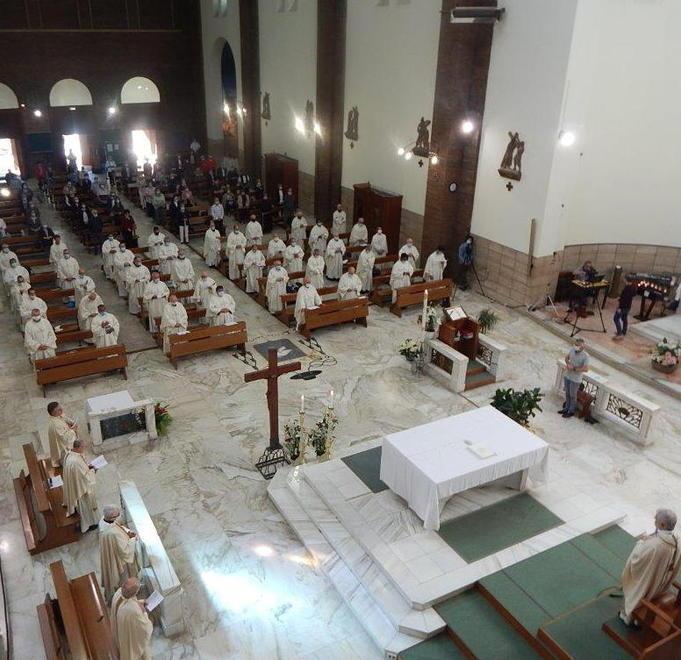 Il vescovo ha benedetto gli olii presenti tutti i sacerdoti