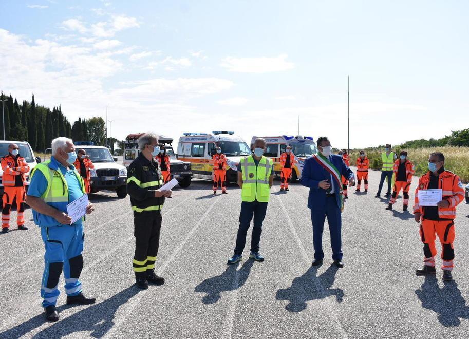 L’abbraccio del sindaco a chi è stato in prima linea 