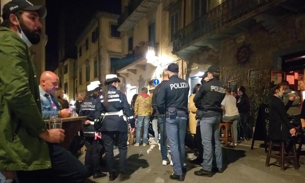 Tanti controlli in centro e nessuna sanzione nella sera dei divieti
