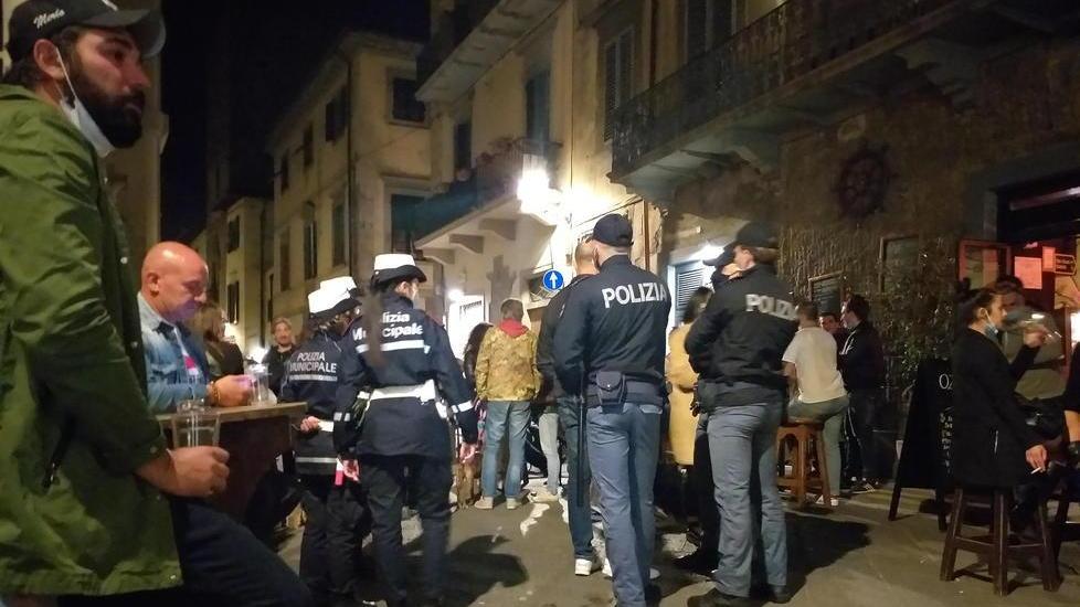 Tanti controlli in centro e nessuna sanzione nella sera dei divieti