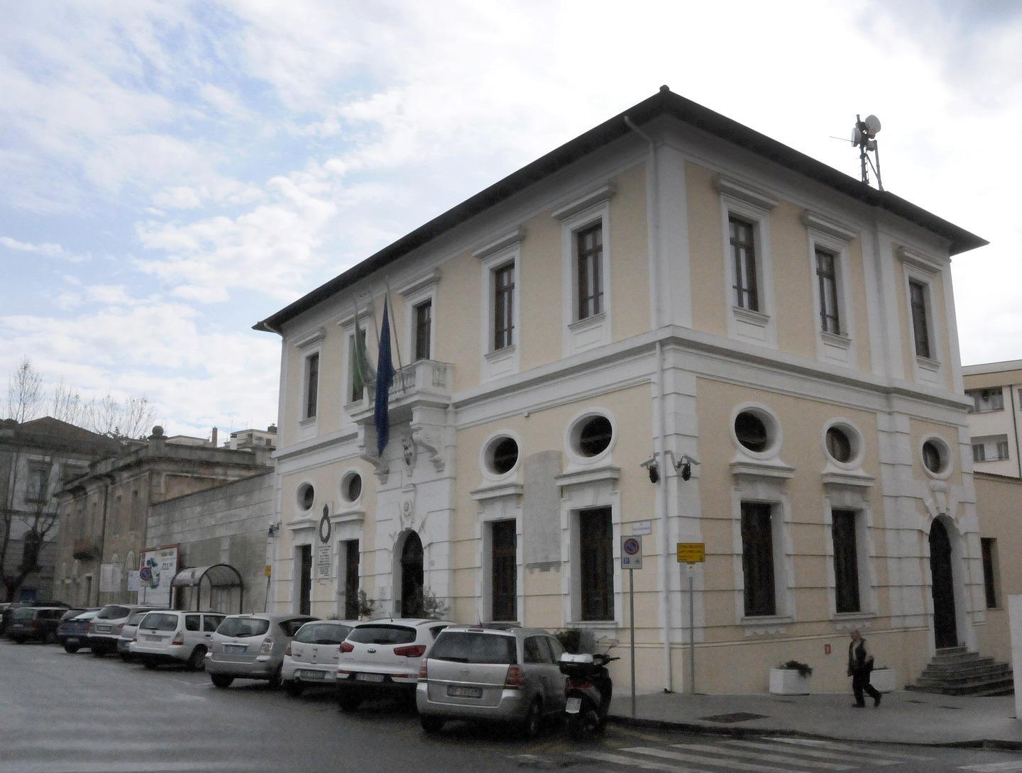 Commemorazione in piazza auto vietate nelle strade vicine 
