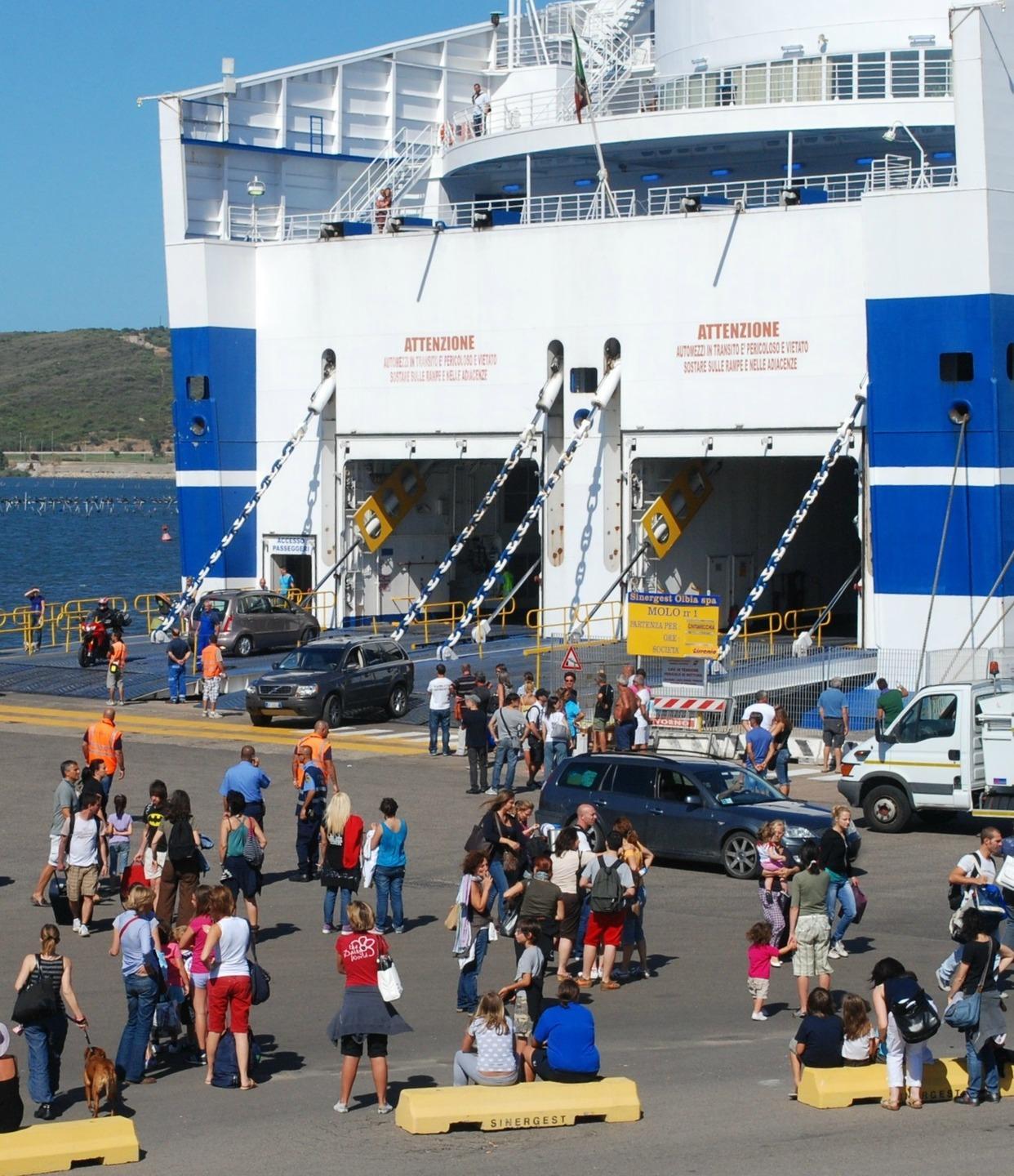 La crisi non abbassa i prezzi, un salasso sbarcare nell’isola 