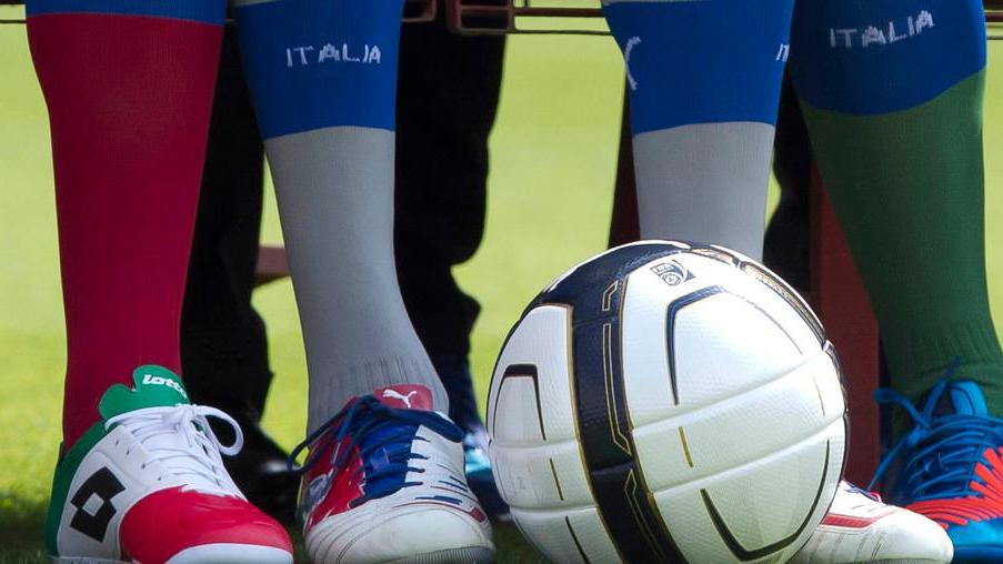 Il calcio riparte così: partite alle 21,30 e le panchine negli skybox