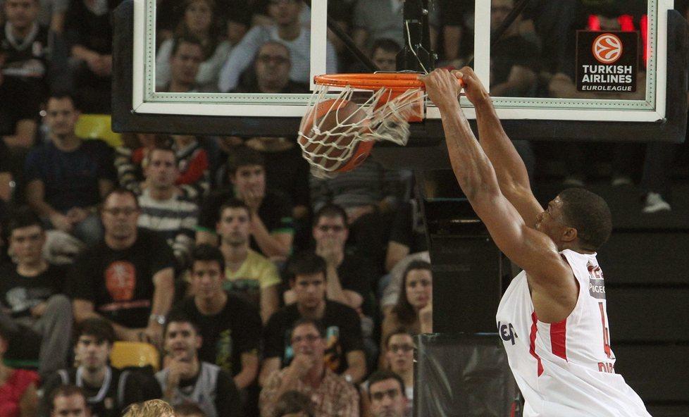 Uno schiaccione di Kyle Hines in maglia Olympiacos, che lasciò per passare al Cska Mosca: da settembre l’americano sarà a Milano