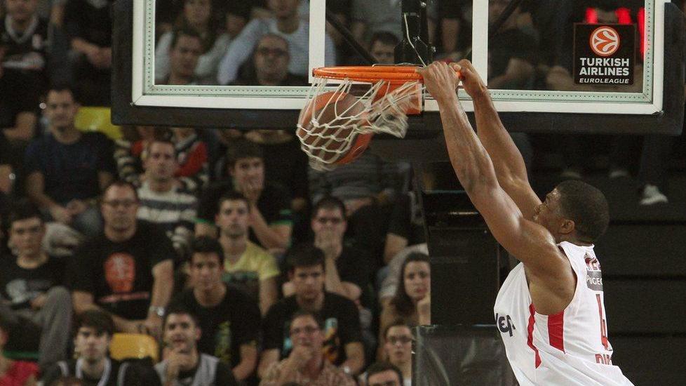 Uno schiaccione di Kyle Hines in maglia Olympiacos, che lasciò per passare al Cska Mosca: da settembre l’americano sarà a Milano