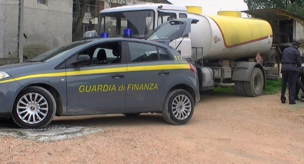 Contrabbando di carburanti, dodici arresti