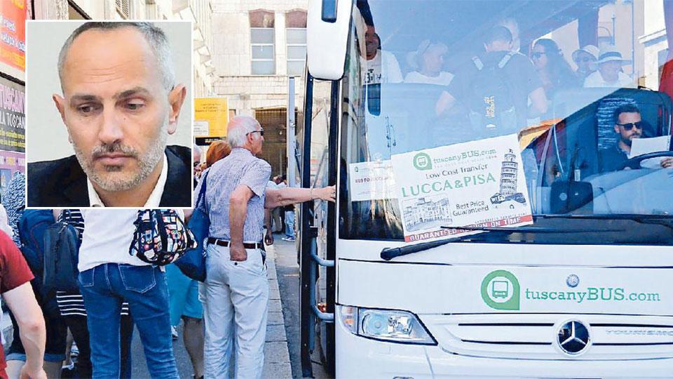 Turisti delle crociere a Livorno salgono su un autobus per altre destinazioni toscane e Dario Talini