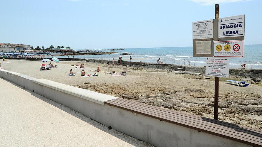 Una delle spiagge libere di Rosignano Solvay fotografata ieri
