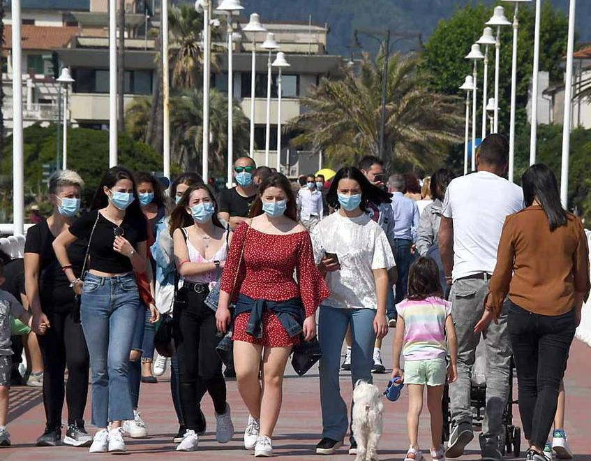 Folla a passeggio sul pontile