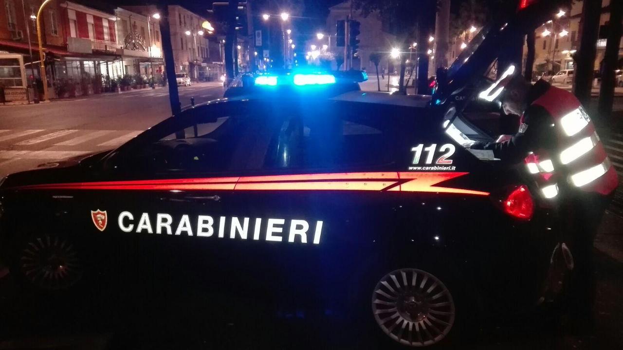 Movida, salgono sul tetto dell'auto dei carabinieri e si scattano foto: denunciati sei minori